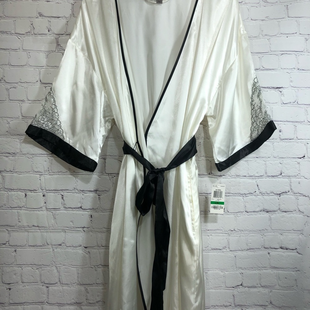 Morgan Taylor robe